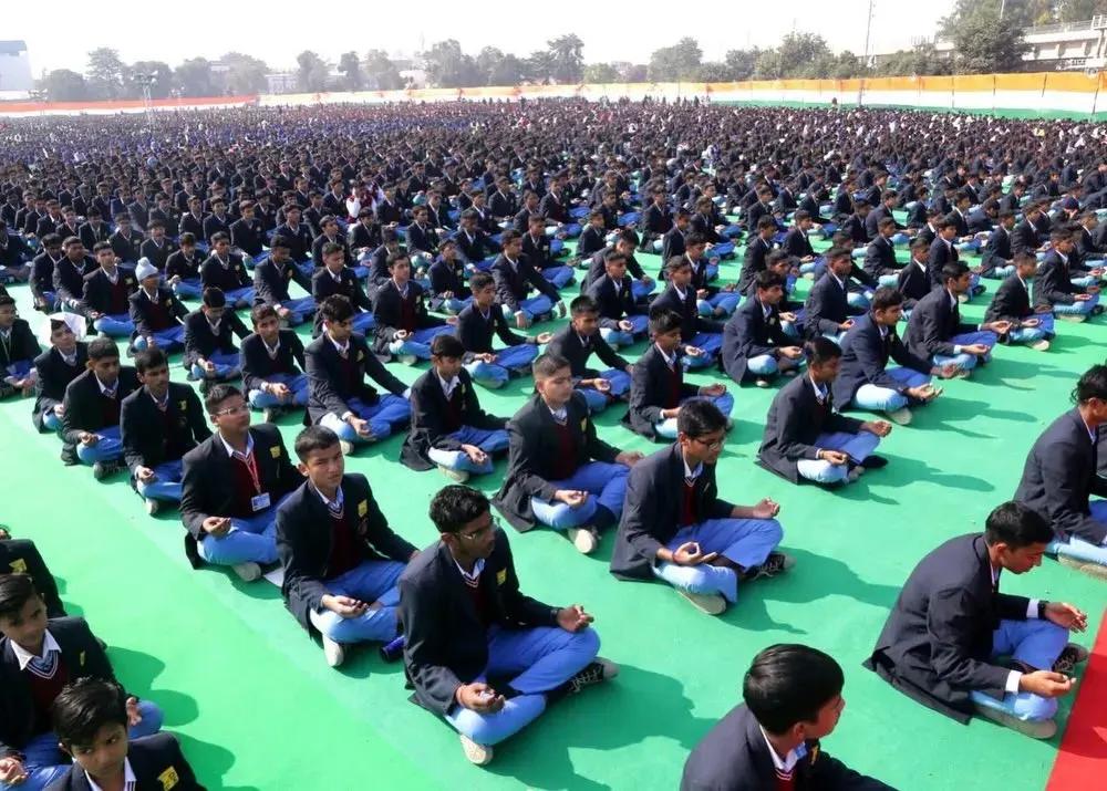 Hundreds of students doing Gita paath together